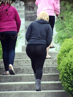 Sexy fat ass legal age teenagers in yoga pants!