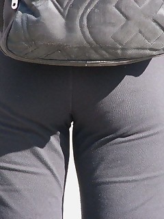 Sexy overweight arse teens in yoga pants!