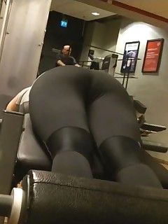 Hawt tight booty nubiles in yoga pants!