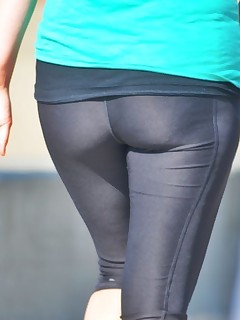 Hot bubble booty legal age teenagers in yoga pants!